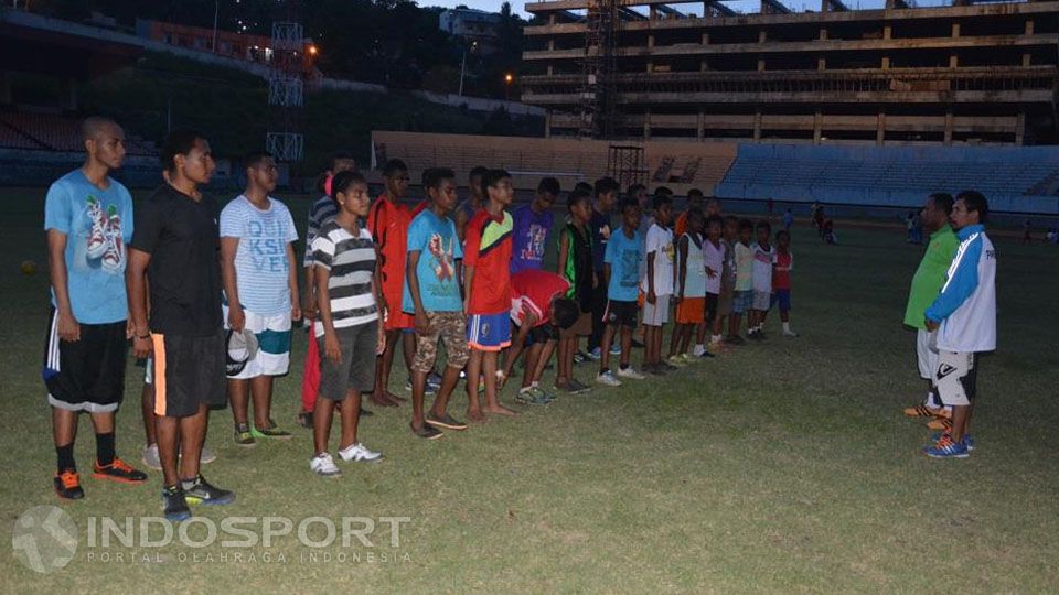Atlet tinju PPLP saat mendengar arahan pelatih Copyright: &copy; Geisler Muguri/INDOSPORT